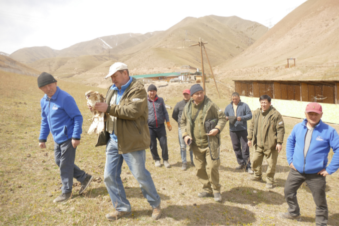 Gruppenbild bei der Auswilderung eines geretteten Bussards im NABU-Rehazentrum Kirgisistan