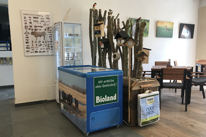Kühlschrank und Truhe für den Fleischverkauf - Foto: Norbert Schmell