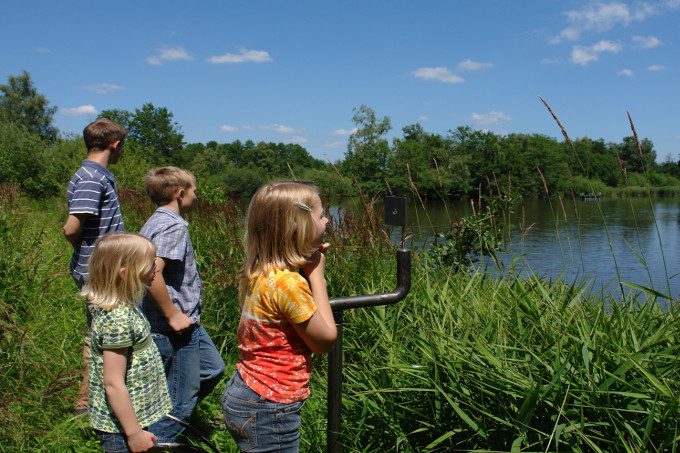 Kinder am Fokussierer - Foto: Dietmar Grote